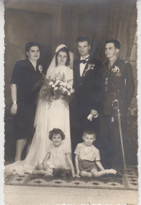 M5 B77 - FOTO - FOTOGRAFIE FOARTE VECHE - poza de nunta cu militar - anii 1950 foto