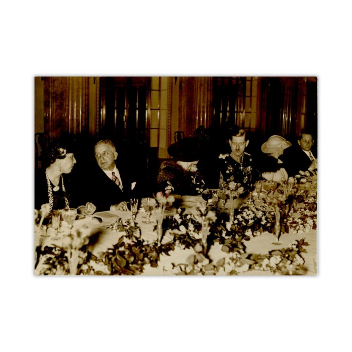 M. S. regele Carol al II-lea &icirc;n timpul unui dejun, fotografie de I. Berman, 1937 -D