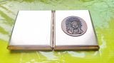 E198-Tabachera Indian Tigarete metal stare foarte buna. Marimi: 9.5/ 8 cm.