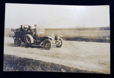 OFITERI GERMANI IN MASINA DE EPOCA , PE UN DRUM IN CAMP , FOTOGRAFIE TIP CARTE POSTALA , MONOCROMA , NECIRCULATA , DATATA 1917 foto