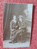 Fotografie tip carte postala, barbat cu baiat imbracat marinar, perioada interbelica