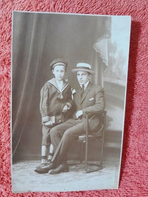 Fotografie tip carte postala, barbat cu baiat imbracat marinar, perioada interbelica foto