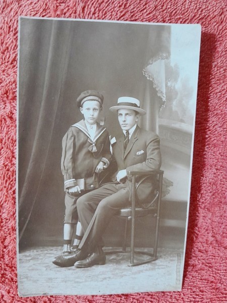 Fotografie tip carte postala, barbat cu baiat imbracat marinar, perioada interbelica
