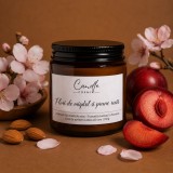 Flori de migdal și prune roșii lum&acirc;nare parfumată din ceară naturală de soia &icirc;n sticlă ambră