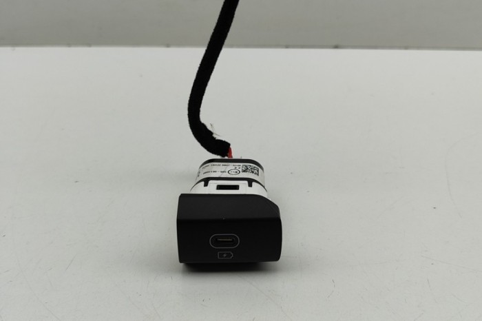 USB KIA CEE\&#039;D Hatchback CD 2023 OEM: 96125-J7800 | 31976011