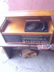 Vechi aparat de radio pe lampi Traviata Electronica