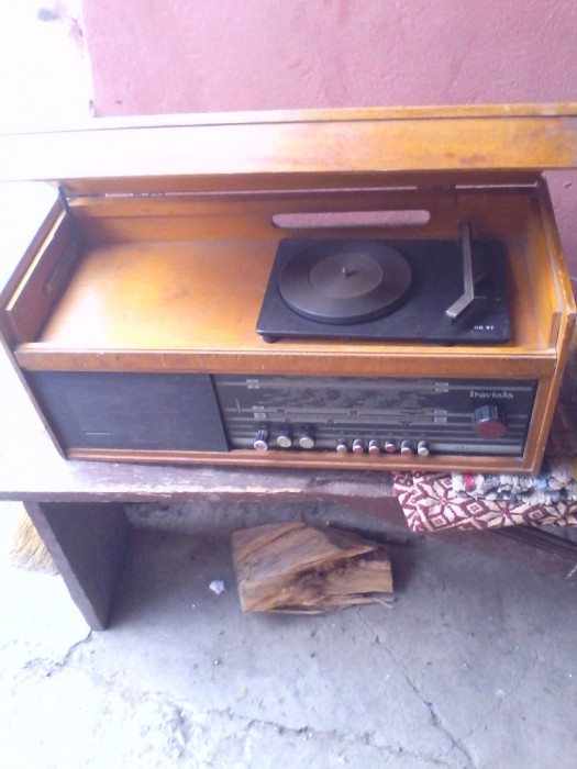 Vechi aparat de radio pe lampi Traviata Electronica