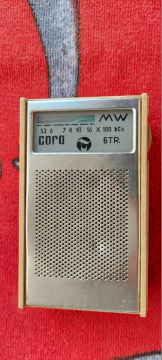 RADIO CORA 6 TRANZISTOARE FABRICAT DE TEHNOTON , NU FUNCTIONEAZA .