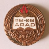 INSIGNA SC GEN 12 1786 1986 SCOALA GENERALA ARAD INVATAMANT 30 MM ( CITITI VA ROG DESCRIEREA ENUNTUL )