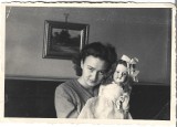 P2990N T&acirc;nără cu păpușă, studio W Weiss, București, perioada interbelică