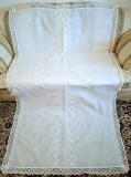 Fata de masa Vintage din In cu broderie manuala florala si margine de dantela croset
