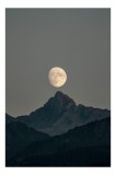 Tablou Canvas, "Luna răsare peste v&acirc;rf de munte", Lună, Munți, Siluetă, Cer, Noapte, Natură, Peisaj, Răcoare, Liniște, Misticism, 26 x 39 cm, CMCLASS