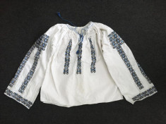 * Ie traditionala veche autentica, camasa de panza cusuta manual costum popular foto