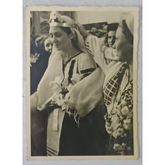 MIREASA CU PIROSTRIILE PE CAP , IN COSTUM POPULAR , FOTOGRAFIE , FOTO. BAVARIA , BUCURESTI , PERIOADA INTERBELICA