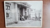 Fotografie pe carton, sot si sotie in pragul casei, perioada interbelica, Bucuresti