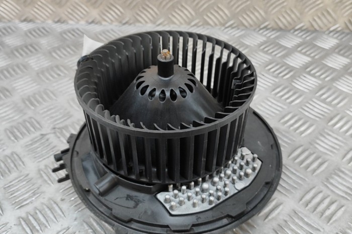 Ventilator aeroterma VW PASSAT Variant B8 3G5 2018 OEM: 3Q1819021C | 30046539