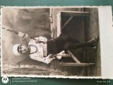 Fotografie ,tanara in costum traditional , torcand lana , deosebita , interesanta ,