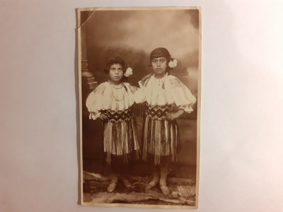 Carte poștală cu 2 fete &amp;icirc;n costume populare foto