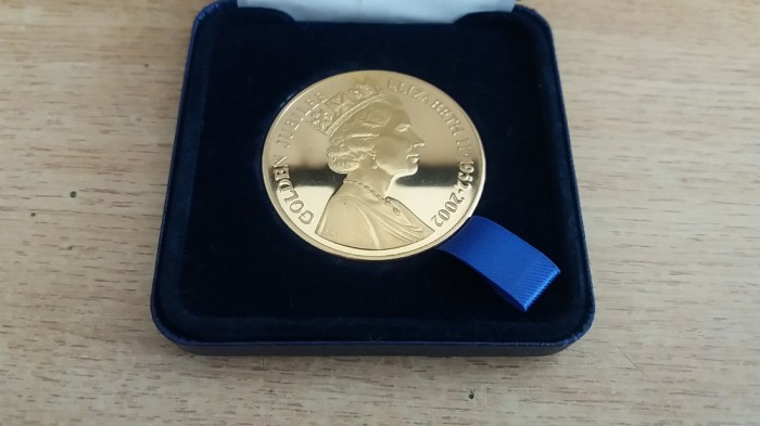QW6 17 - Moneda - Jubileul de aur al Reginei Marii Britanii - Anglia - 2002