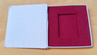 Cutie veche, pentru prezentare, depozitare insigna, decoratie, medalie, placheta ( margini drepte) dimensiune 6 x 4.5 cm foto
