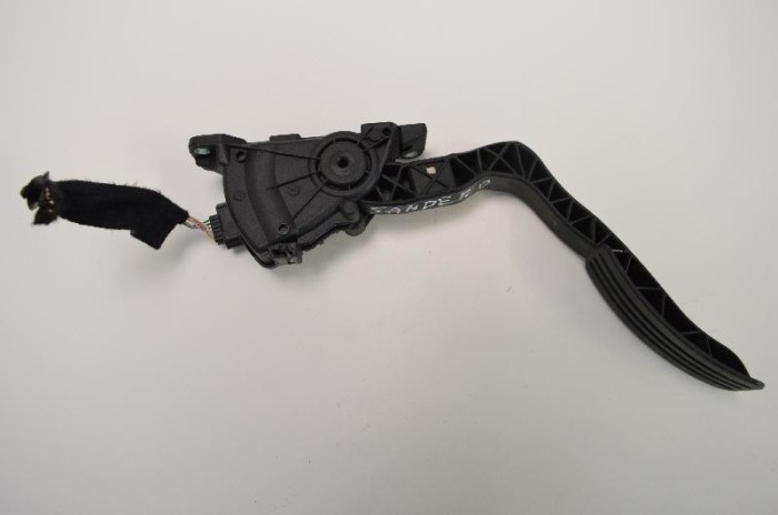 Pedala de accelerație DACIA SANDERO 2011 OEM: 180106136R 1683360