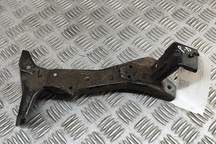 Suport aripa dreapta față AUDI A3 Limousine 8VS, 8VM 2018 OEM: 8V0821136A 30808145