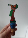 * Dop de pluta pentru sticla, vintage, anii 50-60, Germania, decorat cu figurina betiv traforaj in lemn si pictat manual