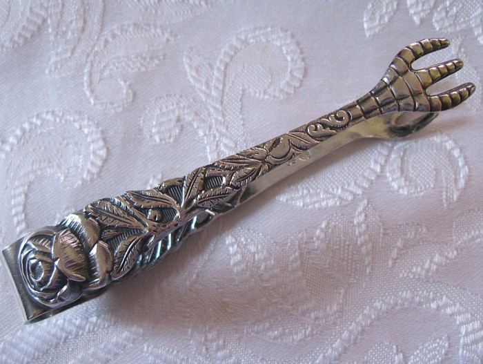 CLESTE ZAHAR ARGINTAT PLACAT CU ARGINT DECOR CU TRANDAFIRI 9 CM
