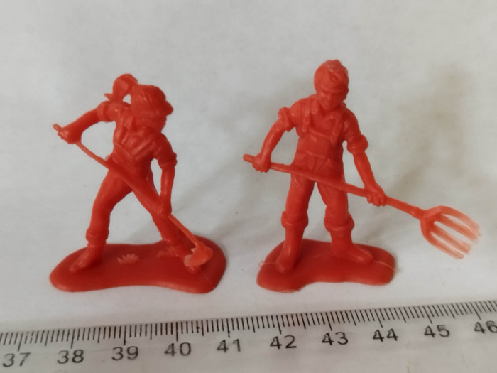 bnk jc Lot 2 figurine de plastic neidentificate - fermieri