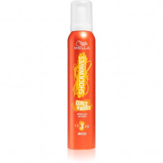 Wella Shockwaves Curls & Waves spumă fixatoare pentru onduleuri extreme 200 ml