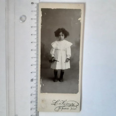 Fotografie cartonată cu fetiță în rochie albă