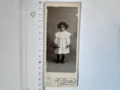 Fotografie cartonată cu fetiță &amp;icirc;n rochie albă foto