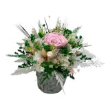 Aranjament floral mic cu figurina iepuras, licheni, trandafir, plante naturale criogenate si stabilizate in scoarta mesteacan