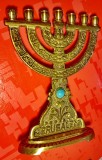 G665-Sfesnic mic Menora Jerusalem Israel bronz masiv aurit cu ornamente iudaice specifice stare buna cu lumanari mici de 8 mm, marimi: 14/ 11 cm.