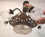 Candelabru antic din bronz masiv in stil francez și sticla centrala ,6 brațe cu abajoare din sticla model lalea