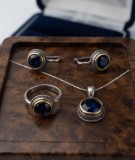 Cumpara ieftin Set Vintage din Argint 925 Brunat cu Inel, Colier si Cercei, Medalioane Rotunde cu Zirconii Albastru Safir si Margini Aurii, 18mm, 16.40g