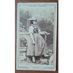 Fotografie tip CDV, tanara in costum traditional din Elevetia, Lucerne, sfarsit de secol XIX