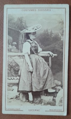 Fotografie tip CDV, tanara in costum traditional din Elevetia, Lucerne, sfarsit de secol XIX foto