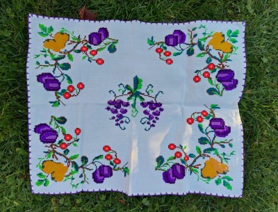 fata de masa lucru manual, cusatura de mana, cu fructe - struguri pere, prune, cirese, 62x75cm foto