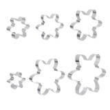 Cumpara ieftin Set 6 forme pentru prajituri, model stea, dimensiuni cuprinse intre 8.5 si 17 cm, otel inoxidabil, argintiu