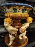 Centru de masă tripod policrom cu decor de putti &icirc;n stil Minton, secolul al XIX-lea.