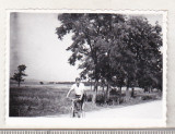 Bnk foto Barbat pe bicicleta - anii `60, Alb-Negru, Romania de la 1950, Transporturi