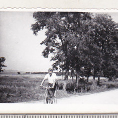 bnk foto Barbat pe bicicleta - anii `60