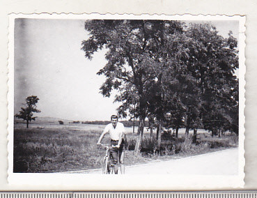 bnk foto Barbat pe bicicleta - anii `60 foto