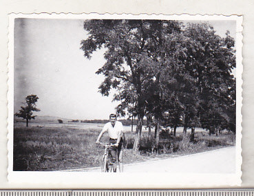 bnk foto Barbat pe bicicleta - anii `60