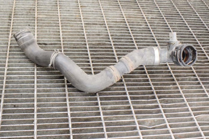 Furtun radiator răcire dreapta AUDI Q7 4L 2013 OEM: 7L8121051L | 10880741