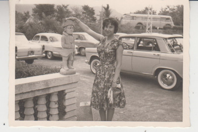 M5 E11 - FOTO - Fotografie foarte veche - doamna cu pitic de gradina - anii 1950 foto
