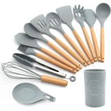 Cumpara ieftin Set tacamuri de bucatarie QttvbTna, 13 piese, silicon, manere de lemn, gri/bej