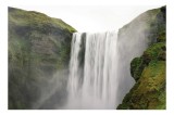 Tablou Canvas, "Cascada puternică prin munții verzi", Cascadă, Natură, Verdeață, Roci, Apă, Măreție, Forță, Peisaj, Ploaie, Curgere, 39 x 26 cm, CMCLA