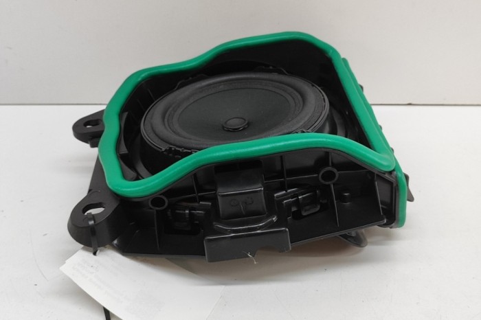 Subwoofer podea st&acirc;nga BMW 3 G20, G28 2023 OEM: 2622565 | 29997550